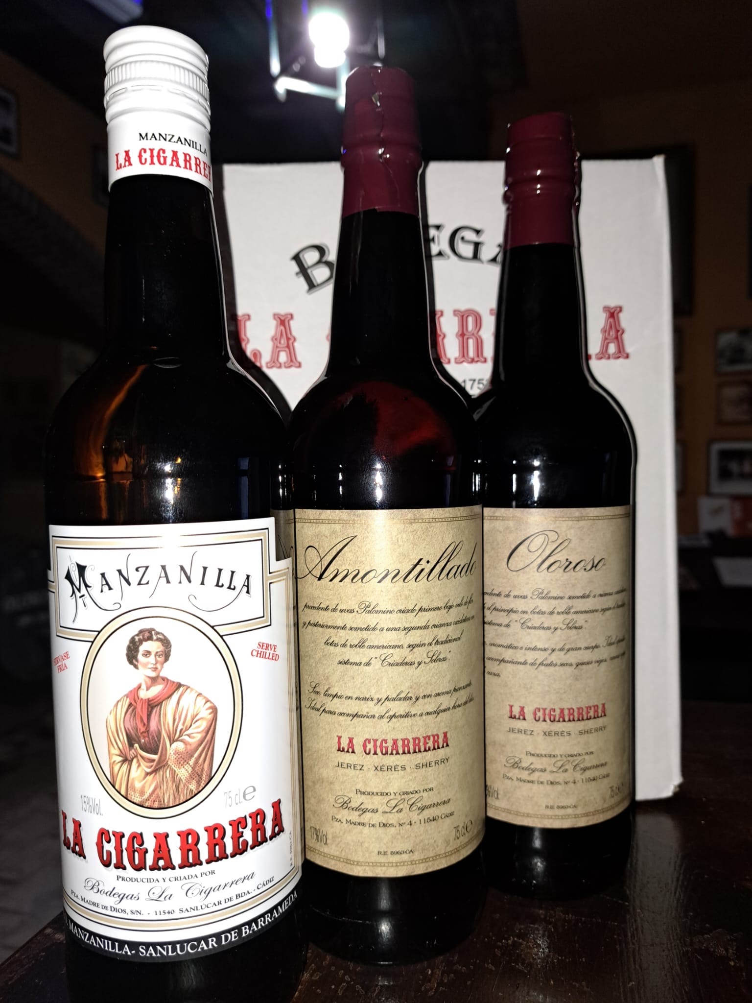 Caja de manzanilla (2), amontillado (2) y oloroso (2).